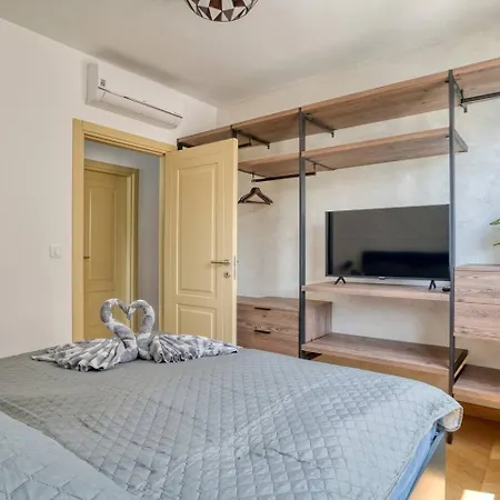 Magic View - With Pool Apartment